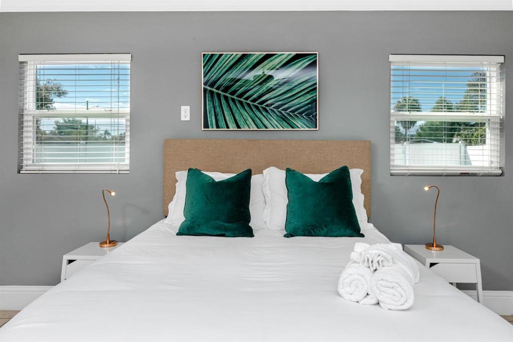 En eller flere senge i et værelse på La Salle Guest House