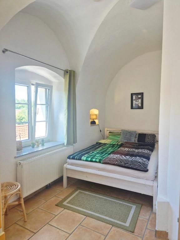 Postel nebo postele na pokoji v ubytování Möbelierte Zimmer