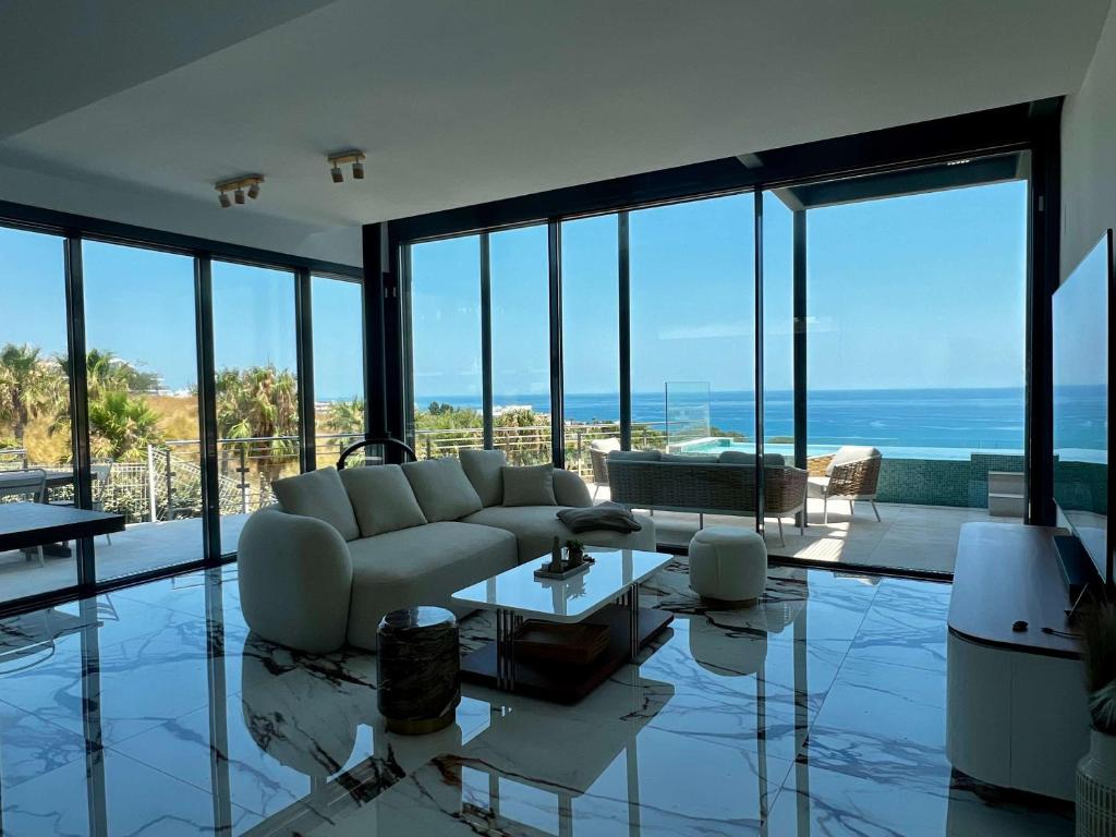 Peninsula Corner Villa Higueron