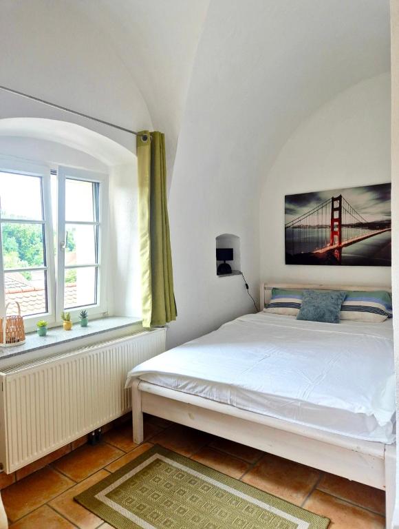 Postel nebo postele na pokoji v ubytování Möbelierte Zimmer