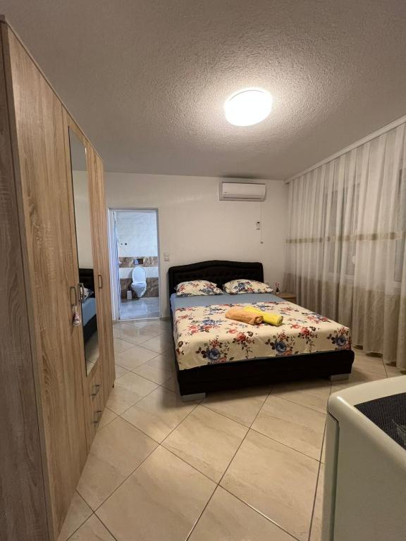 Postel nebo postele na pokoji v ubytování Apartments Edona