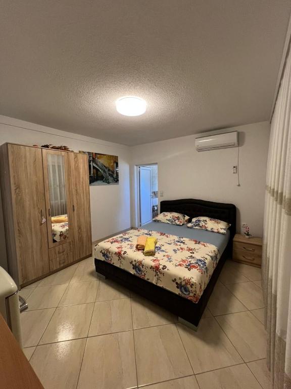 Postel nebo postele na pokoji v ubytování Apartments Edona