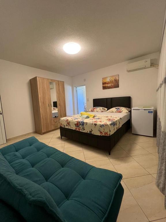 Postel nebo postele na pokoji v ubytování Apartments Edona