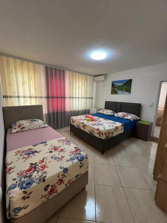 Postel nebo postele na pokoji v ubytování Apartments Edona