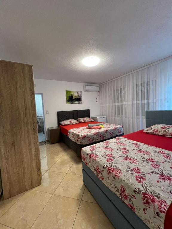 Postel nebo postele na pokoji v ubytování Apartments Edona