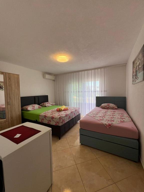 Postel nebo postele na pokoji v ubytování Apartments Edona