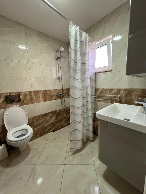Koupelna v ubytování Apartments Edona