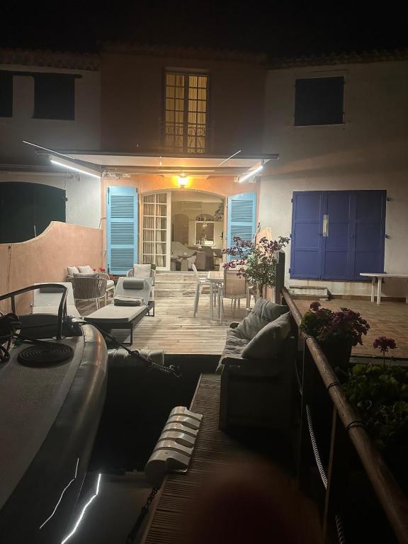 un salon avec un canapé et une table dans l'établissement Petite maison de pecheur, à Grimaud