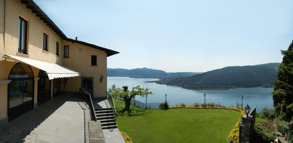 une maison avec vue sur un lac dans l'établissement B&B La Forcella, à Sarnico