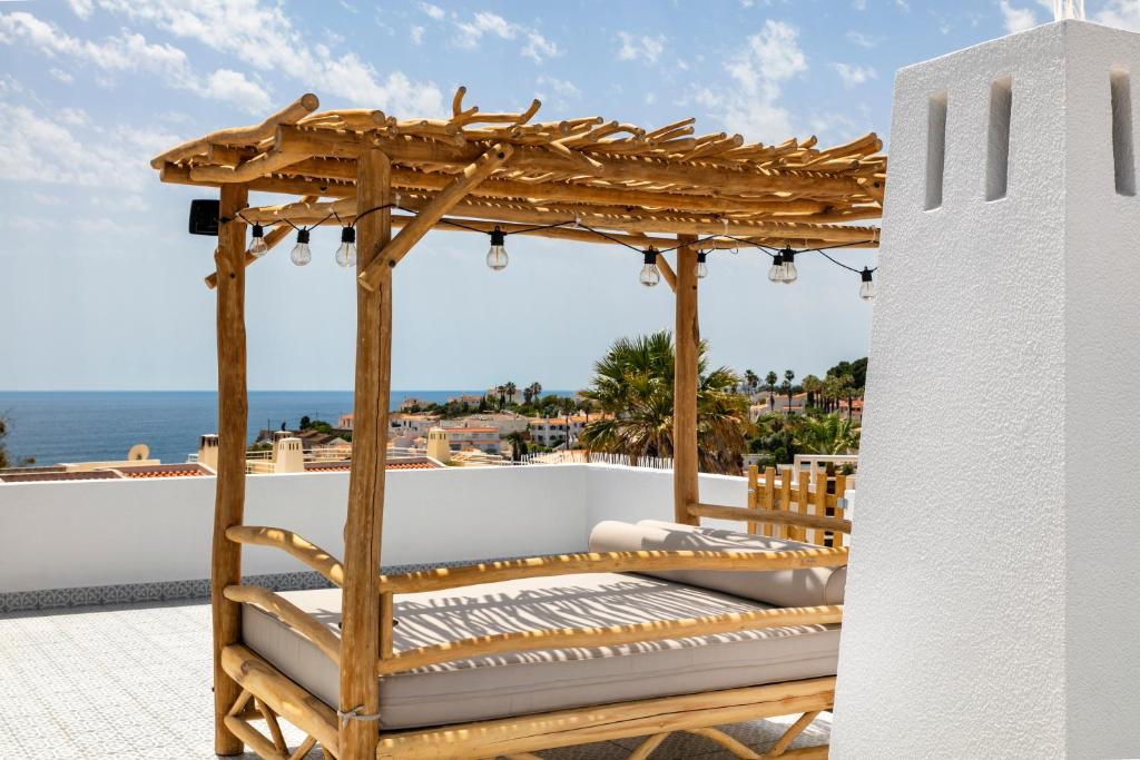Apartment with large roof top terrace & great see views