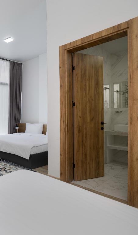 Postel nebo postele na pokoji v ubytování 3100 Boutique Hotel Kazbegi