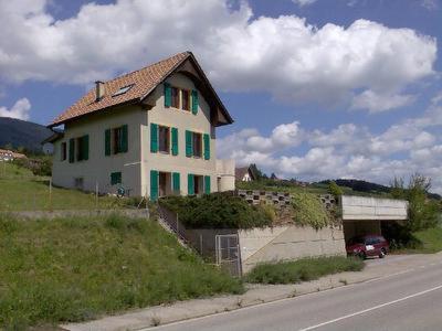 uma casa sentada ao lado de uma estrada em Chambre d'hôtes Littoral 65 em Chez-le-Bart