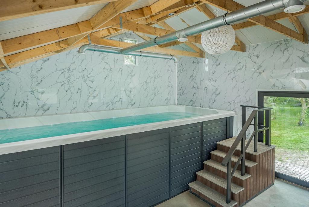 Fotografie z fotogalerie ubytování Large fully renovated farmhouse with indoor Swim spa and Sauna v destinaci Lemmer