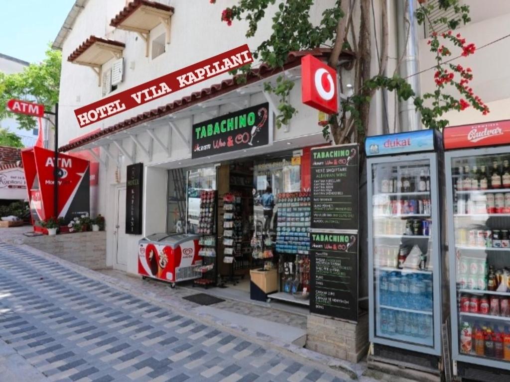 Supermarket nebo jiné obchody v  hotelu nebo okolí