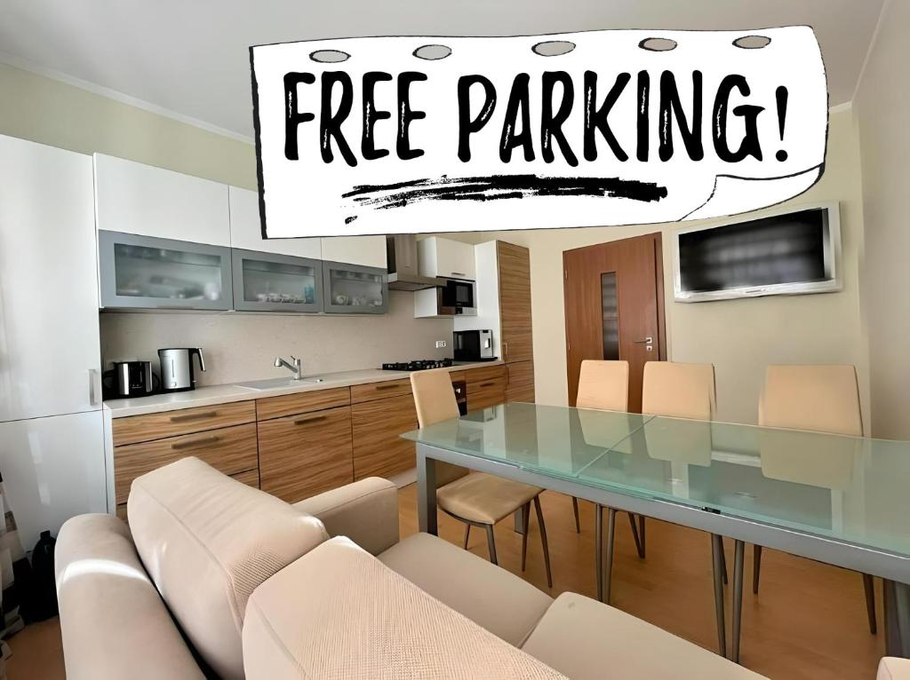 Apartment Ivana - free parking في كارلوفي فاري: غرفة طعام مع طاولة زجاجية مع علامة موقف سيارات مجاني