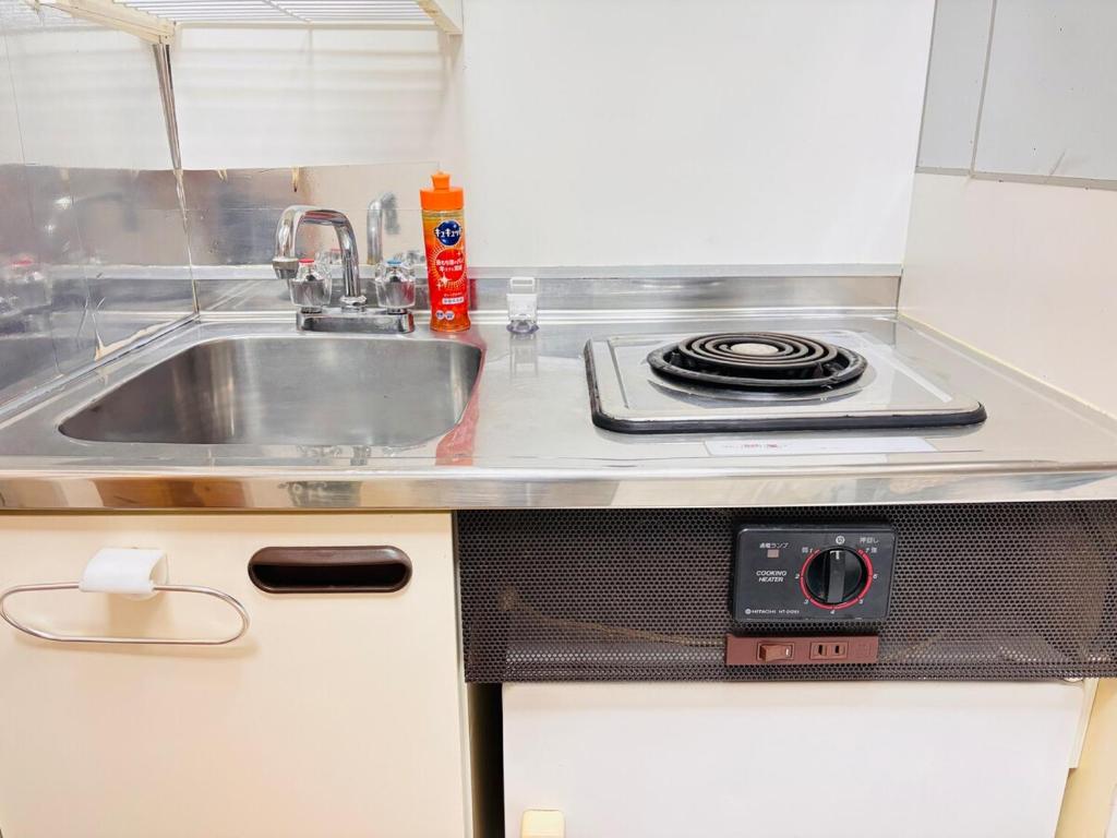 札幌市にあるNakajima502 1stop to Susukino, quiet location next to Nakajima Park, can accommodate 2 peopleのキッチン(シンク、コンロ付)