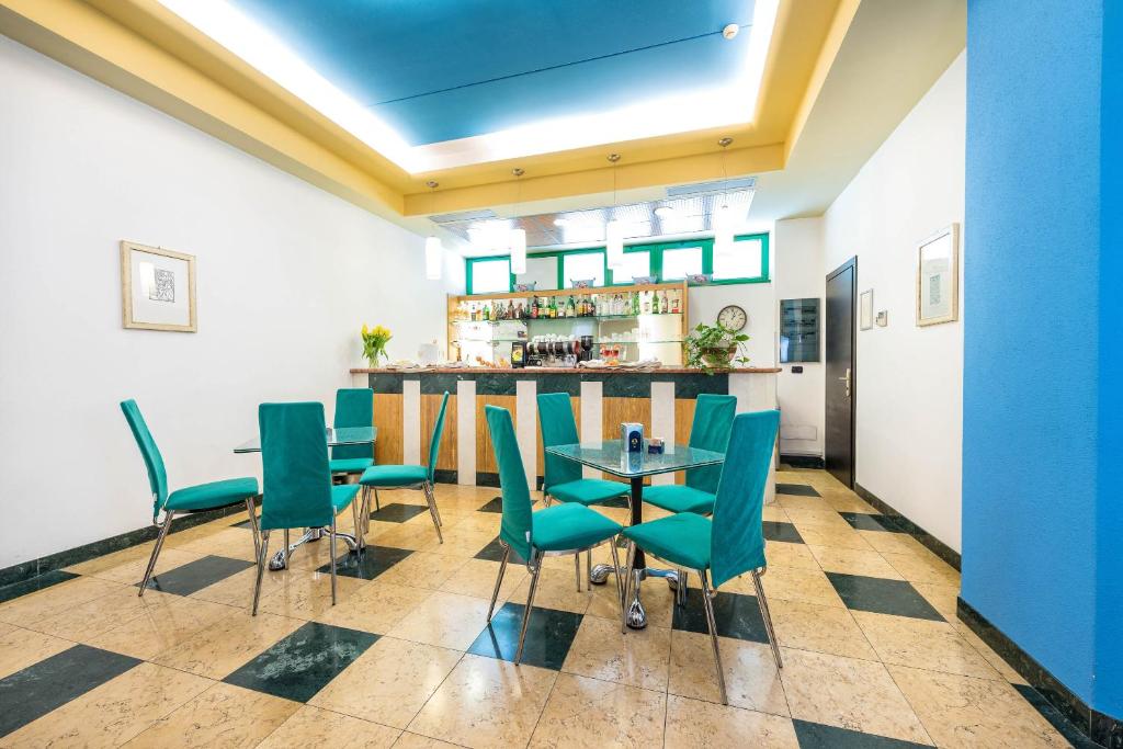 Kuchyň nebo kuchyňský kout v ubytování West Point Airport Hotel