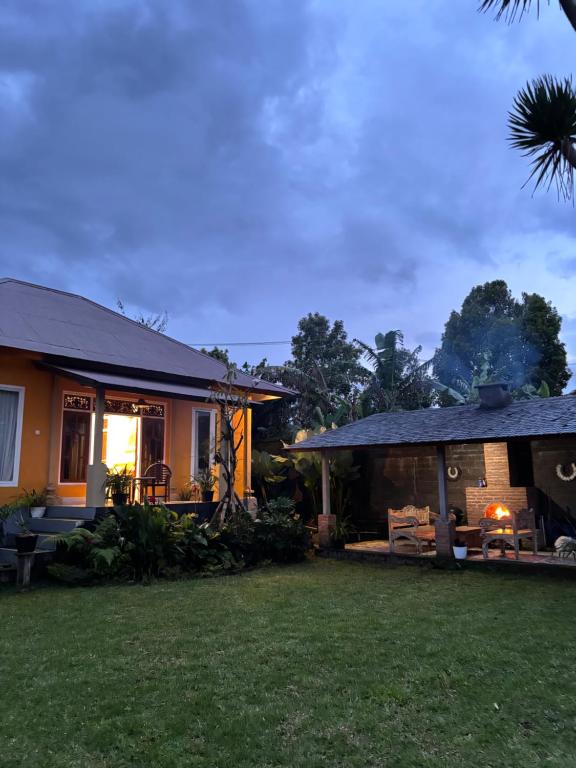 una casa con césped delante en Wana house wanagiri, en Gitgit