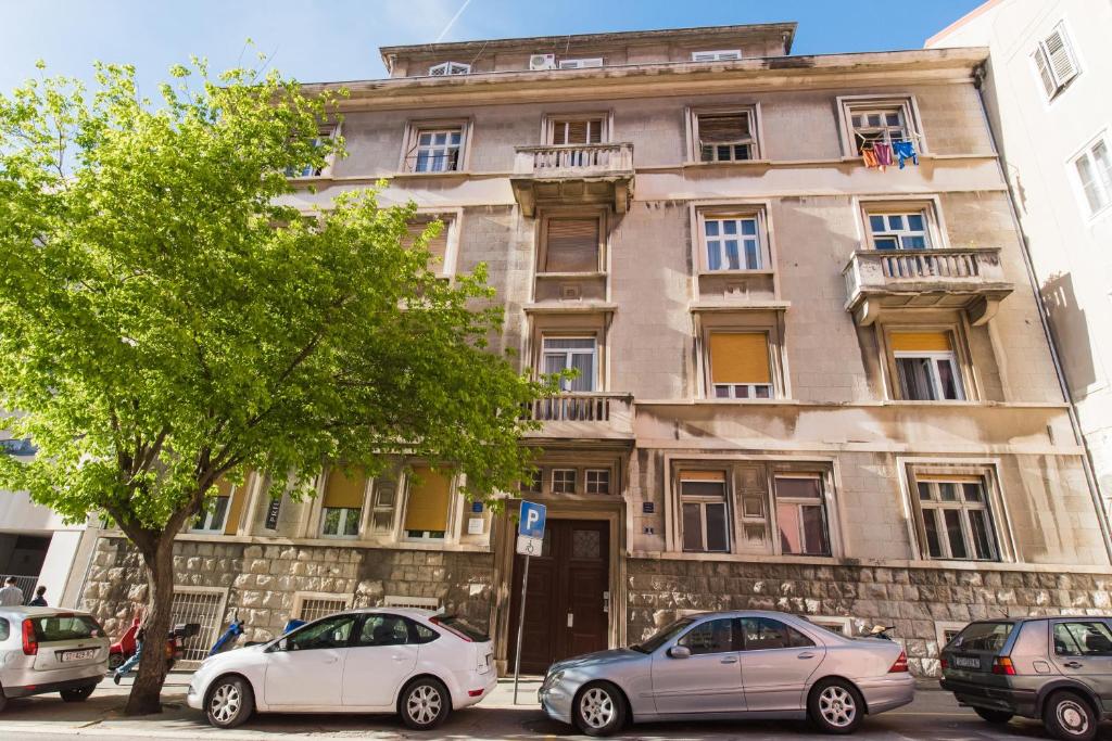 un edificio con auto parcheggiate di fronte di Apartment Vetom a Spalato (Split)