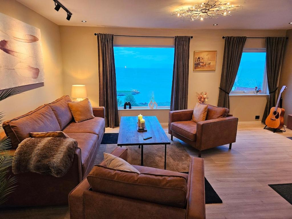 Posezení v ubytování Newly renovated apartment in beautiful Haramsøy
