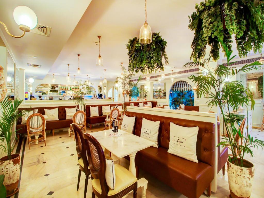 Restaurace v ubytování Hotel O Garden View