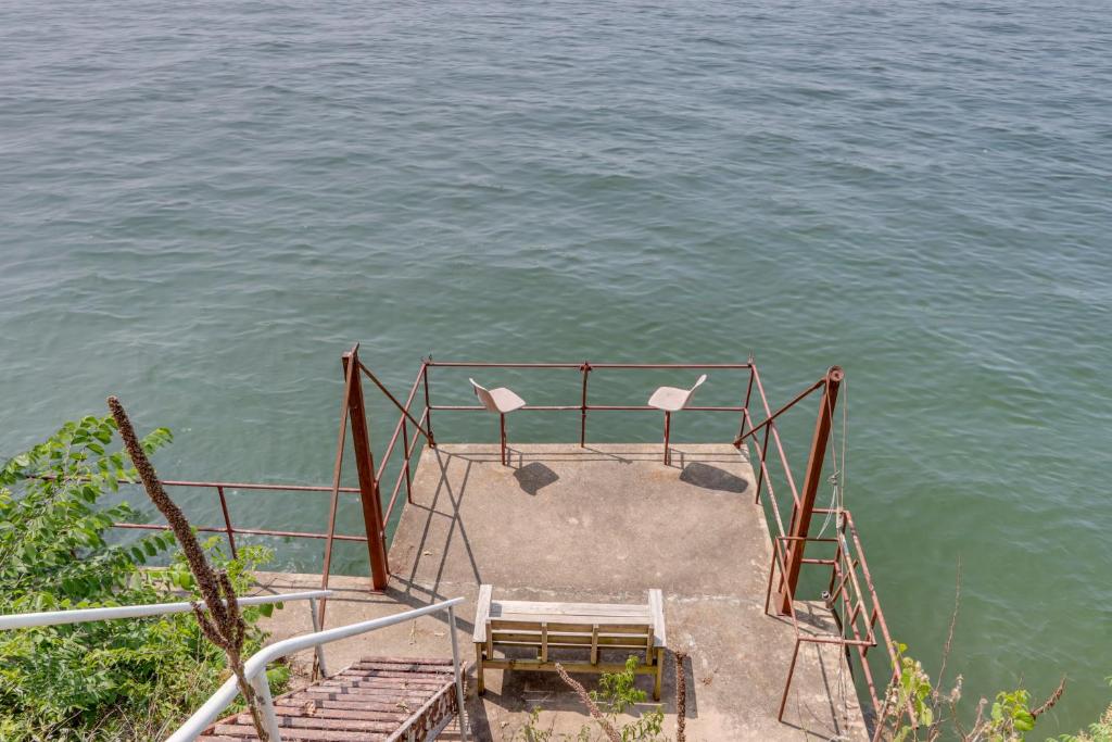 Fotografie z fotogalerie ubytování Porch and Deck Cliff View Haven Rocky Mount Gem v destinaci Rocky Mount