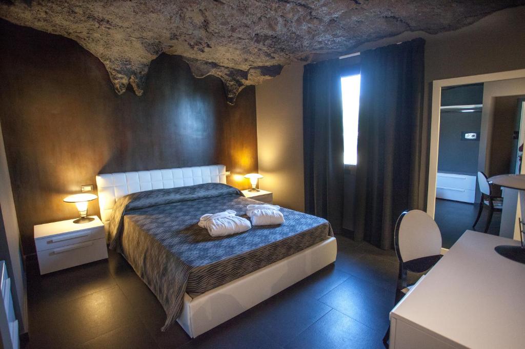 テッラジーニにあるTra Le Braccia di Morfeoのベッドルーム1室(ベッド1台、タオル2枚付)