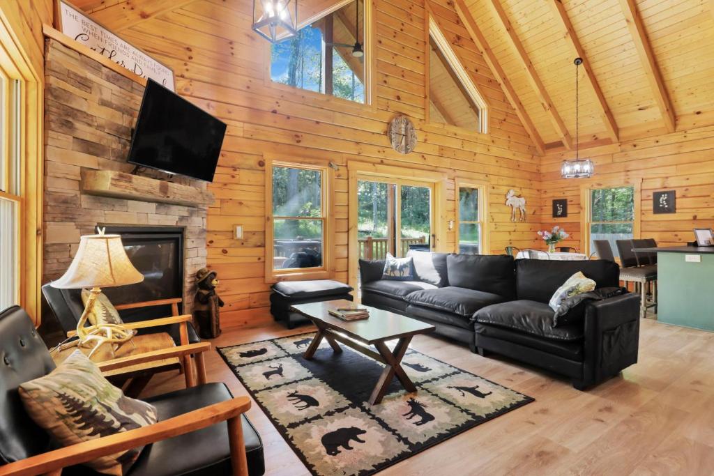 Ruang duduk di Peek A Boo Cabins: Cozy Cabin