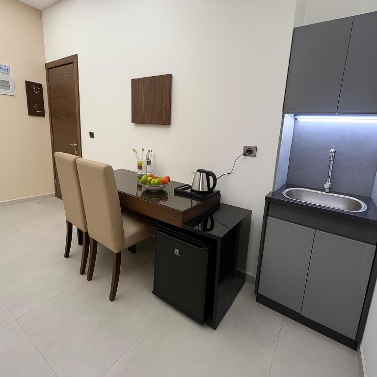 Kuchyň nebo kuchyňský kout v ubytování Matar Residence - Spacious Hotel Suites in Beirut