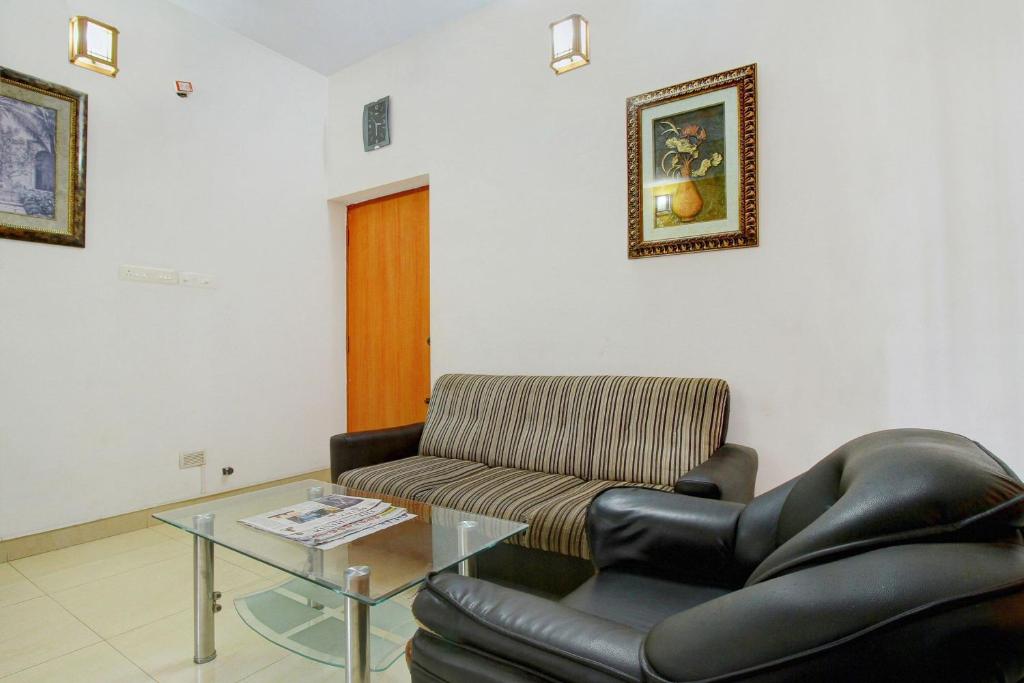 Posezení v ubytování Super Hotel O Infosys Thoraipakkam