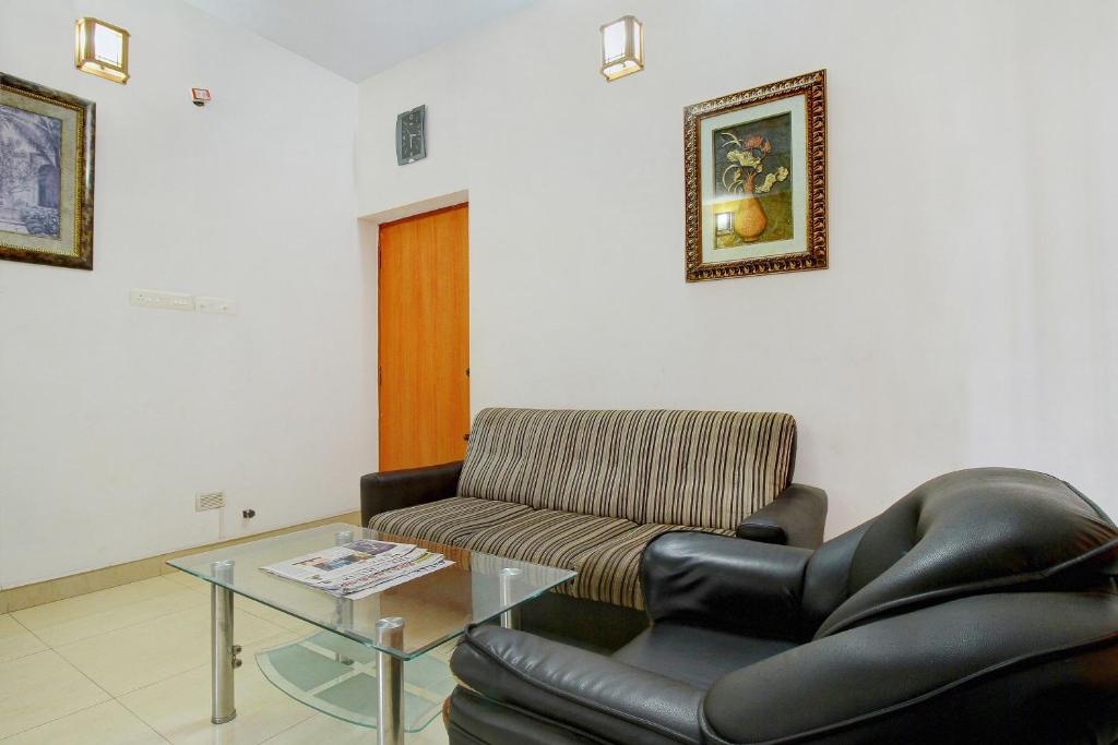 Posezení v ubytování Super Hotel O Infosys Thoraipakkam