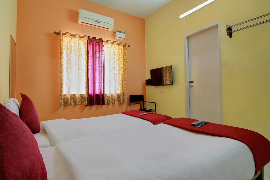 Postel nebo postele na pokoji v ubytování Super Hotel O Infosys Thoraipakkam