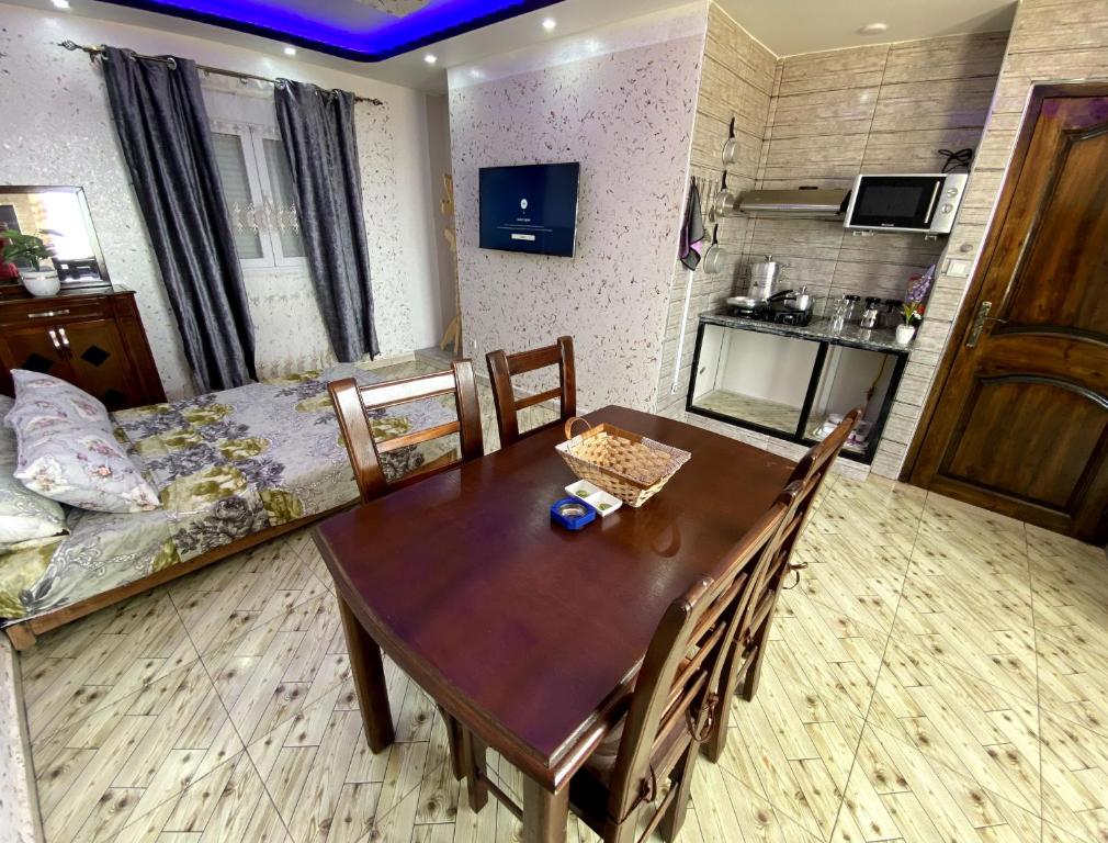een woonkamer met een eettafel en een bed bij Adem s6 in 'Aïn el Turk