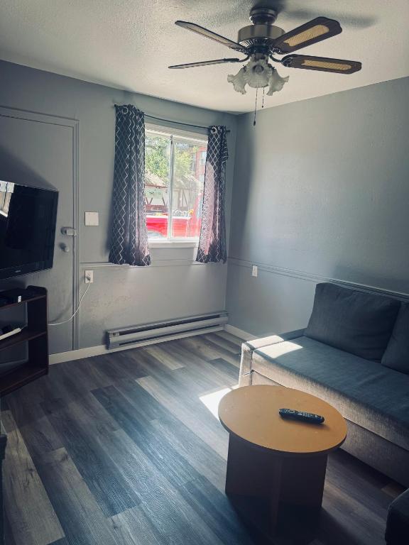 TV a/nebo společenská místnost v ubytování Sunset Motel