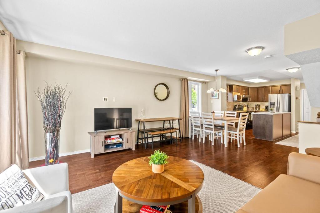 Η κουζίνα ή μικρή κουζίνα στο Cozy Modern Condo Near Downtown Ottawa with Free Parking and Patio