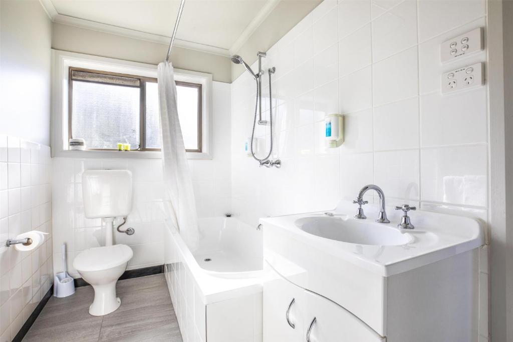 Nightcap at Riverside Hotel - Resim 3