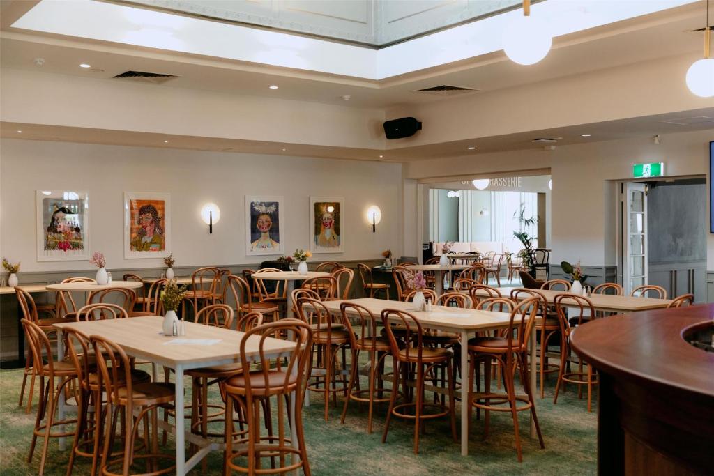 阿德莱德Ramsgate Hotel by Nightcap Social的摆满桌椅的餐厅