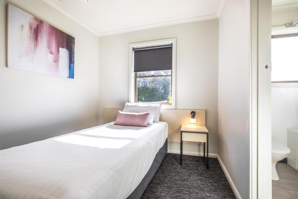 Nightcap at Riverside Hotel - Resim 14