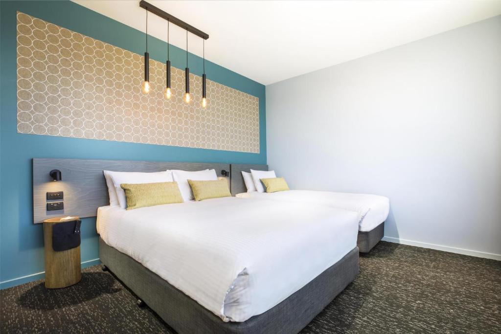Royal Hotel by Nightcap Social - Resim 18