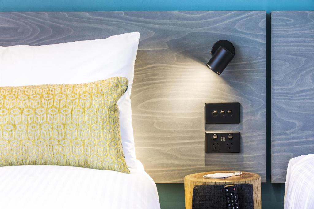 Royal Hotel by Nightcap Social - Resim 25