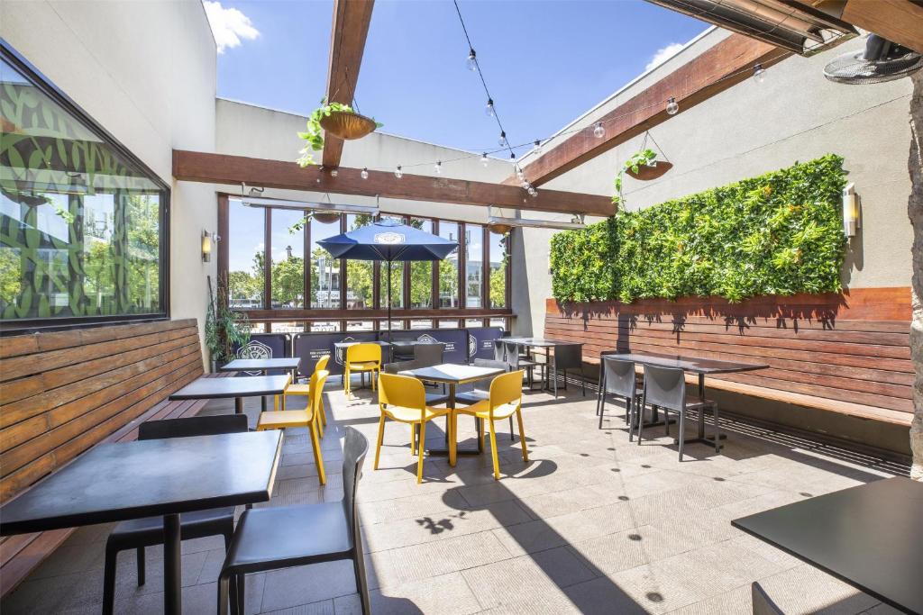 Royal Hotel by Nightcap Social - Resim 37