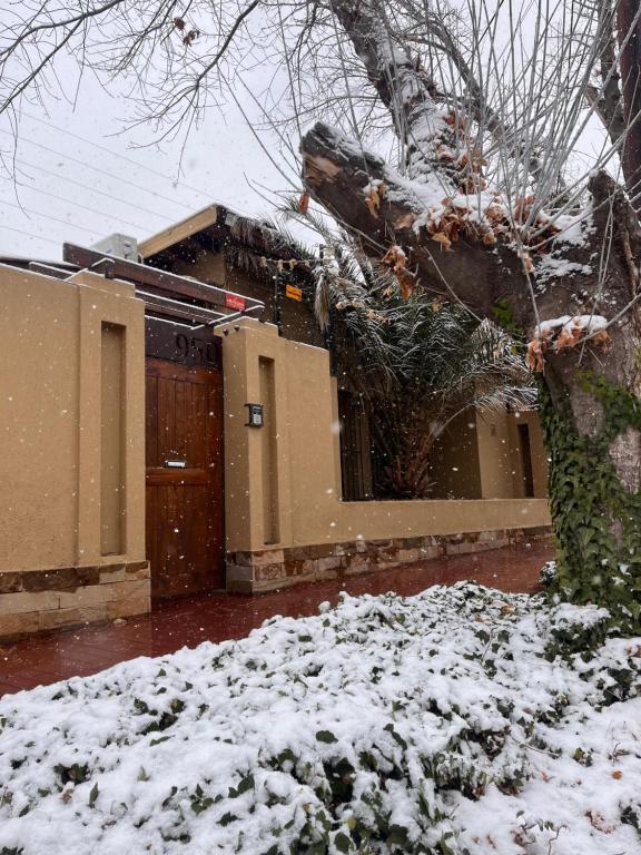 a house with snow on the ground in front of it at Berdina casa estilo loft con jardín, parrilla y cochera a 3 cuadras de la plaza de Chacras de Coria in Chacras de Coria