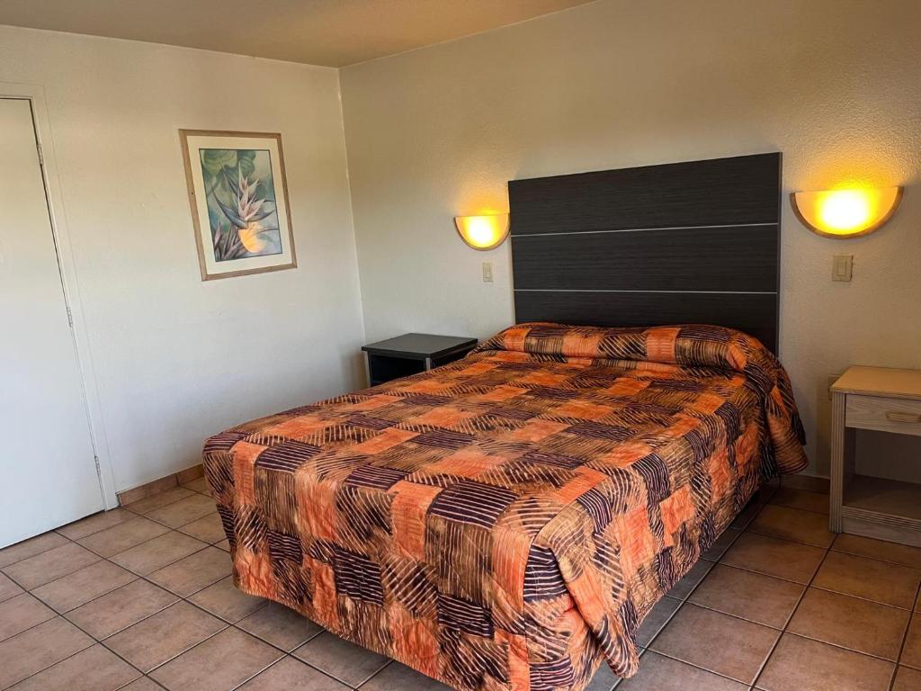 a bedroom with a large bed in a room at Star Motel in San Diego