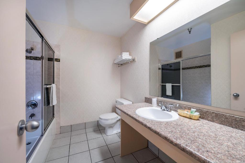 Koupelna v ubytování Hotel International