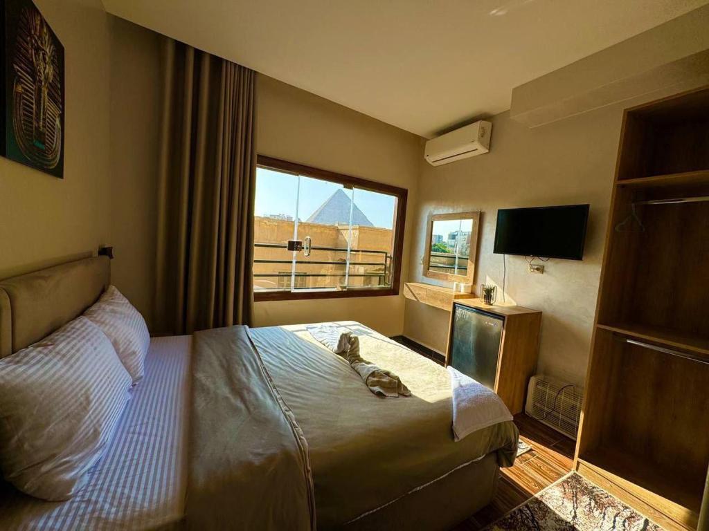 Postel nebo postele na pokoji v ubytování Safari pyramids view inn