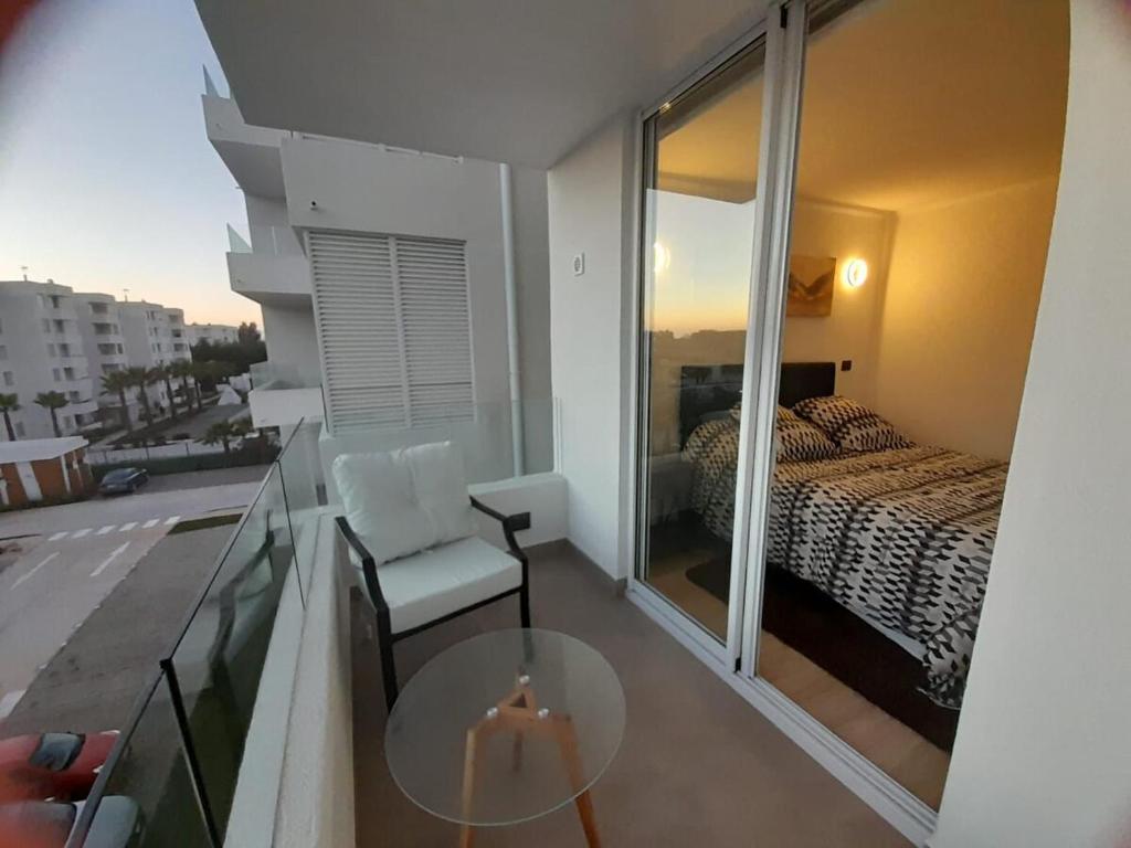 拉塞雷纳Brisa Serena Suites Dpto 2D 2B Full Equipado的一间房间,内设一张床和一张玻璃桌