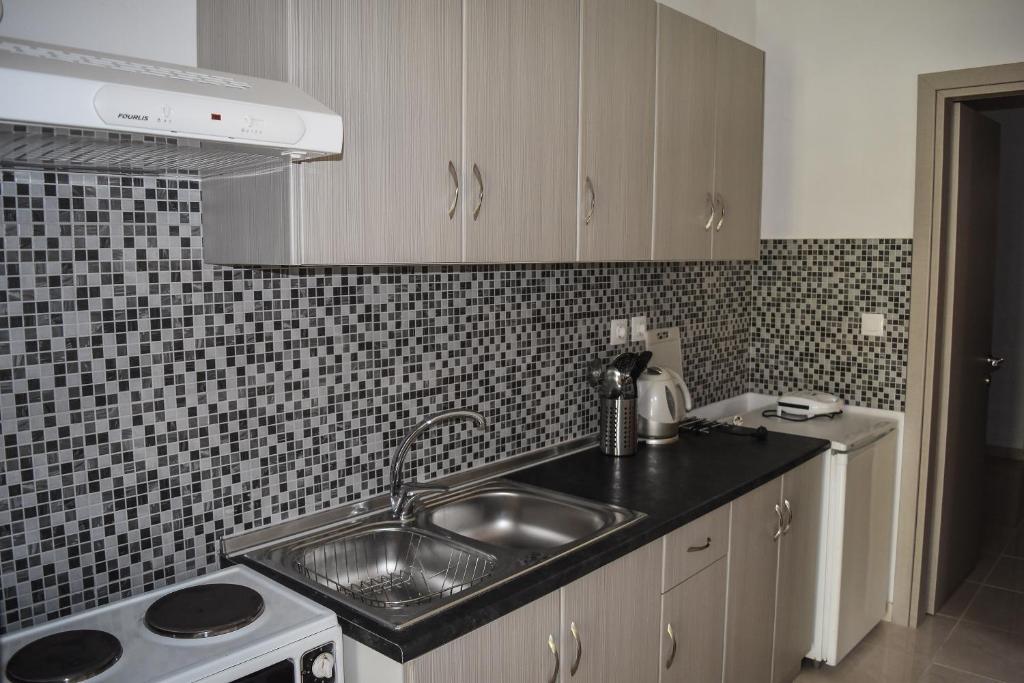Kuchyň nebo kuchyňský kout v ubytování Mirsini Apartments