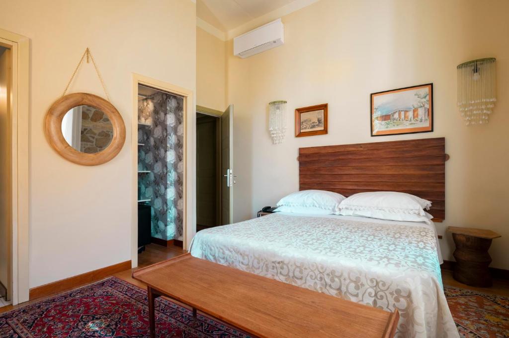 Postel nebo postele na pokoji v ubytování Palm Gallery Hotel