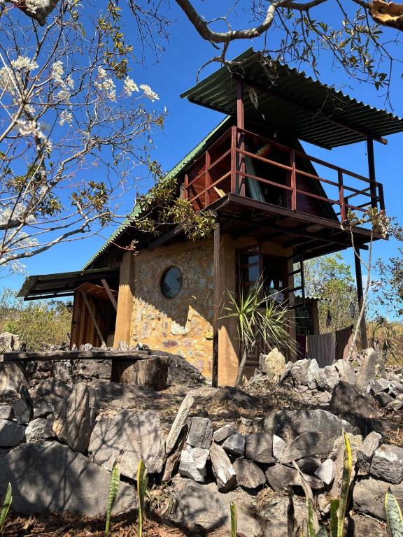 a house on top of a pile of rocks at Cabana no coração do cerrado in Alto Paraíso de Goiás