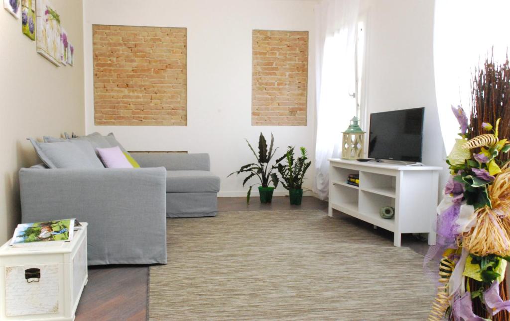 sala de estar con sofá y TV en Villa Milu, en Quinto di Treviso